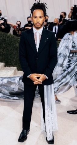 Raymond Lockhart son Lewis Hamilton in the Met Gala.